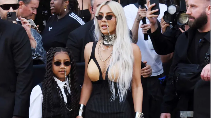 North West enfrentó a los paparazzi en la semana de Alta Costura y es un mood