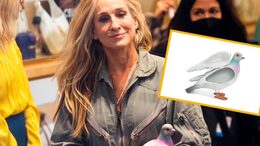 Carrie Bradshaw con la bolsa de paloma de JW Anderson