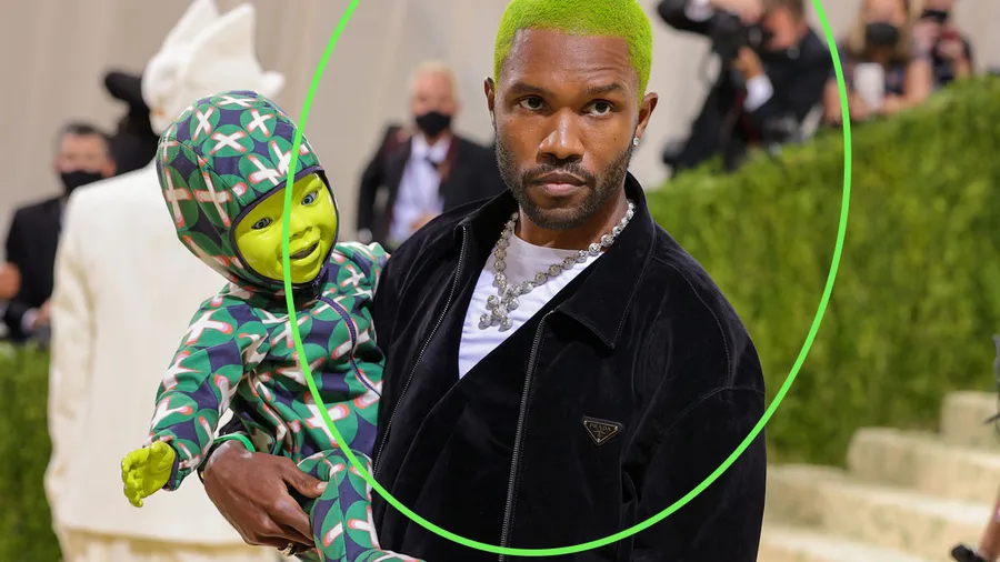 Frank Ocean en la Met Gala 2021 con joyas de Homer.