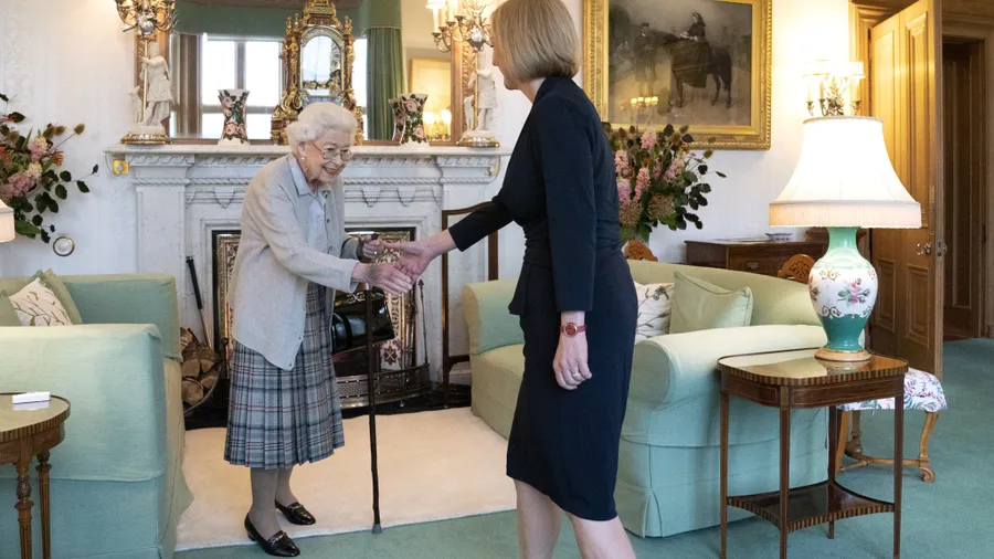 Reina Isabel y la primera ministro Liz Truss