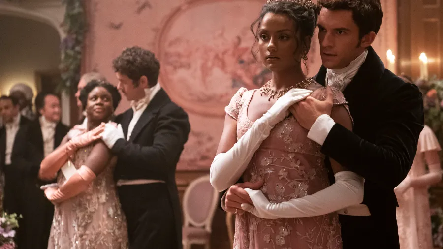 Simone Ashley como Kate Sharma y Jonathan Bailey como Anthony Bridgerton.