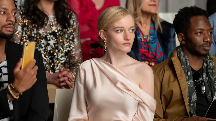 Julia Garner en Inventing Anna.