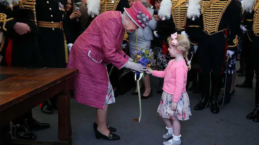 reina isabel niña disfraza mensaje