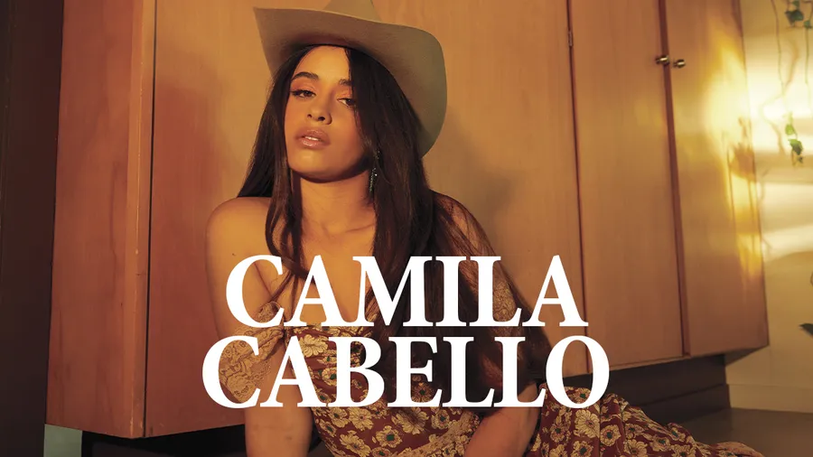 Camila Cabello en ELLE México abril 2022. Vestido y sombrero, GUCCI. Aretes, CHOPARD.