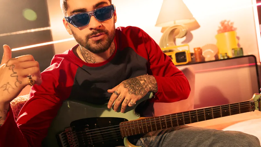 Zayn Malik modelando un par de lentes de su nueva colección en colaboración con ARNETTE