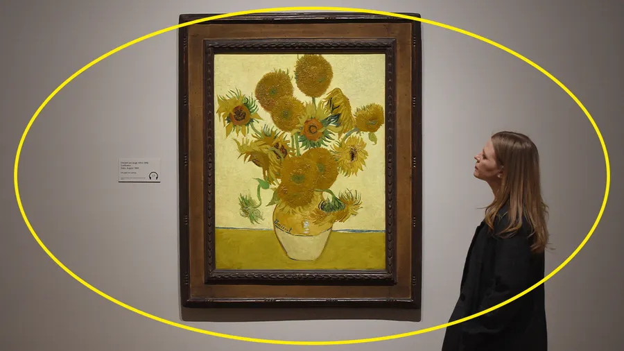 Activistas arrojan sopa a la pintura de Los Girasoles de Van Gogh en Londres.