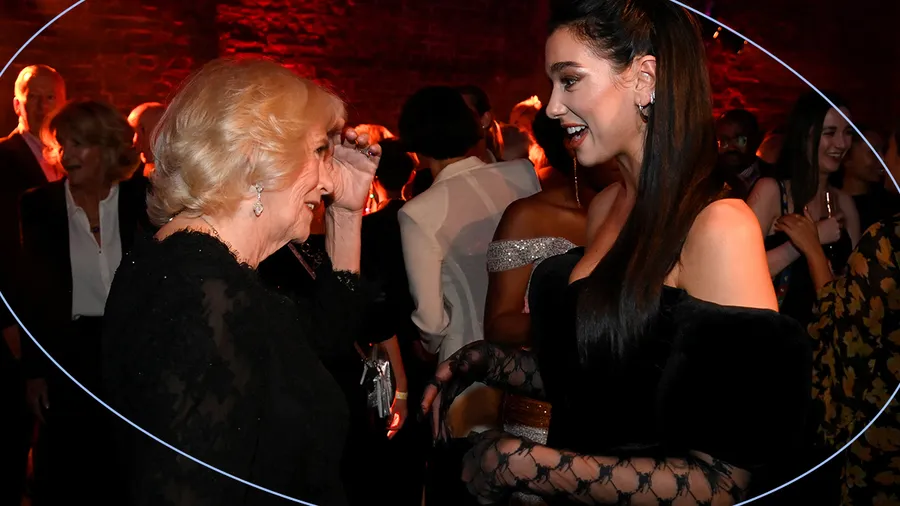 Camila, reina consorte y Dua Lipa se conocen en la ceremonia del Booker Prize 2022.