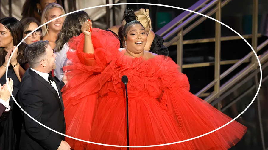 Lizzo le presta el vestido que usó en los Emmys a una fan.