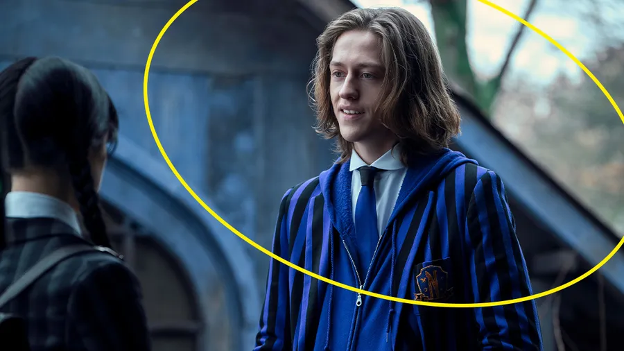Percy Hynes White como Xavier Thorpe en la serie Merlina (2022).