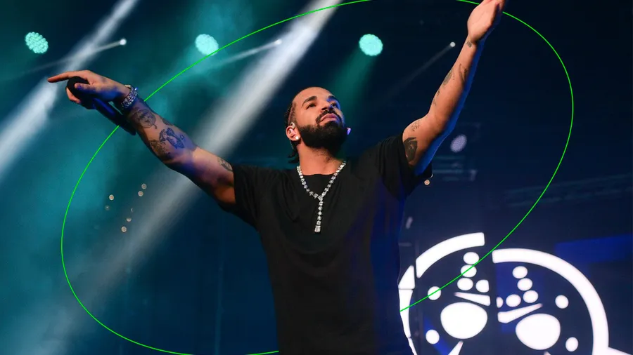 Drake usa su collar "Previous Engagements".