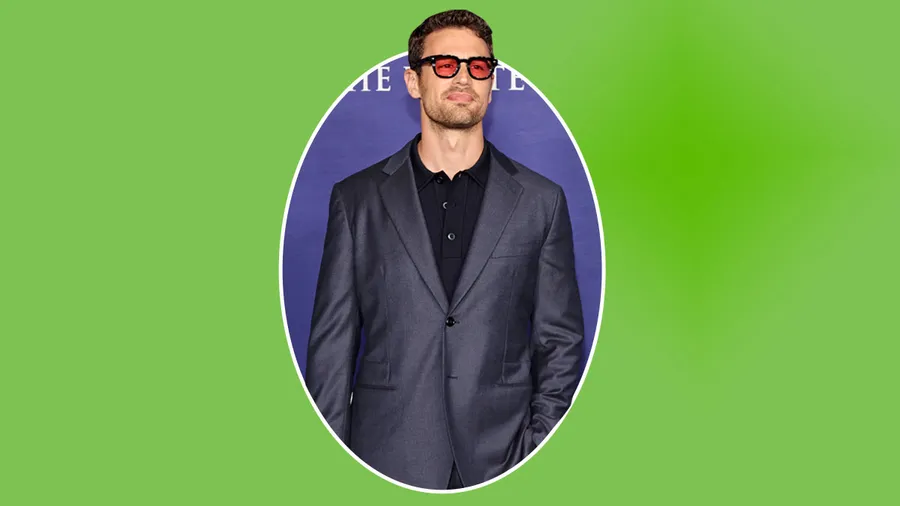 Theo James revela que usó una prótesis de pena para su atrevida escena en The White Lotus 2.