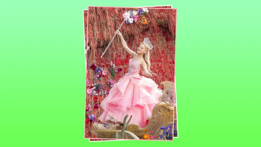 Ariana Grande como Glinda en el set de Wicked.