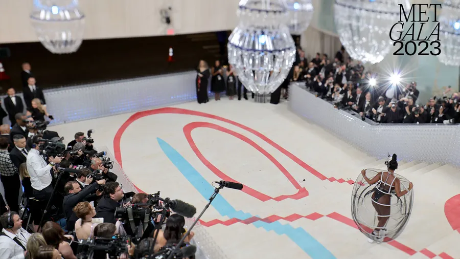 Una cucaracha desfiló por la red carpet de la Met Gala 2023.