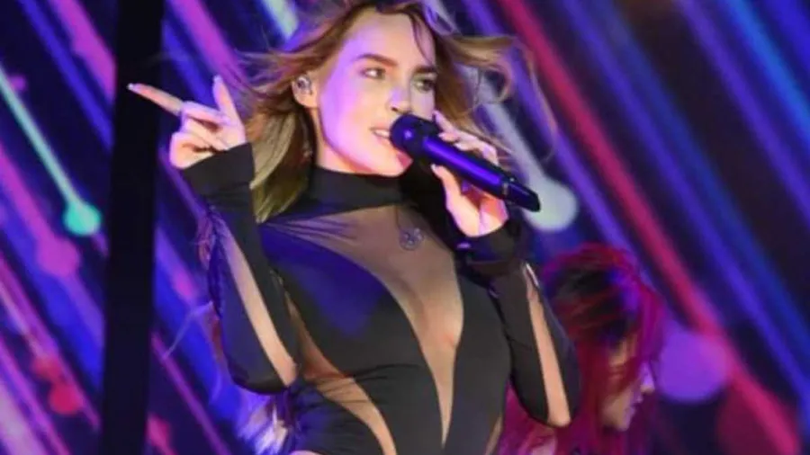 Belinda impone tendencia con un look de H&M x Mugler en su último concierto.