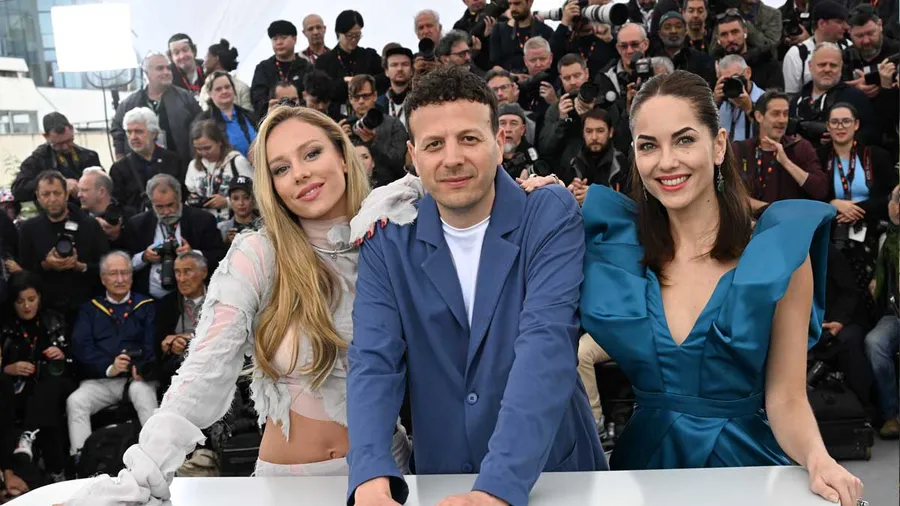 Perdidos de Noche de Amat Escalante y protagonizada por Ester Expósito y Bárbara Mori se presento en Cannes.