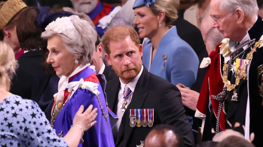 principe harry tercera fila coronacion