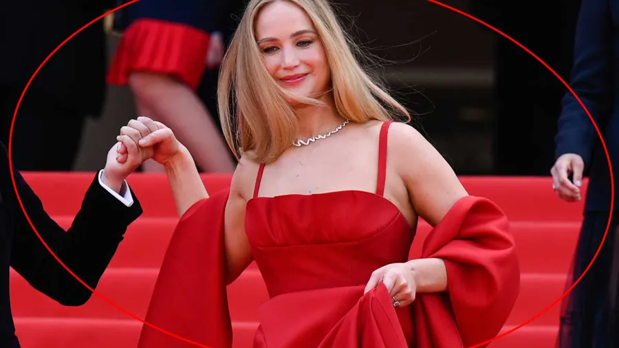 Jennifer Lawrence lleva flip flops a la red carpet de Cannes.