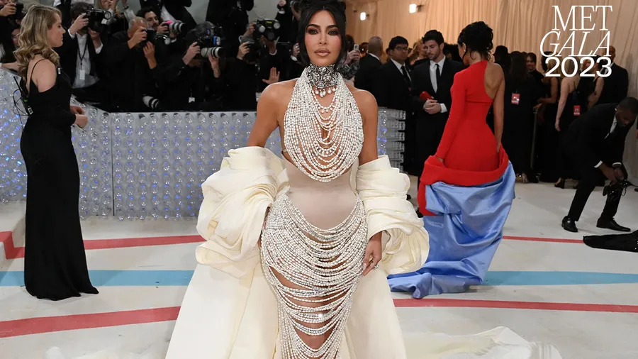 Kim Kardashian cambia las lentejuelas por perlas para la Met Gala 2023