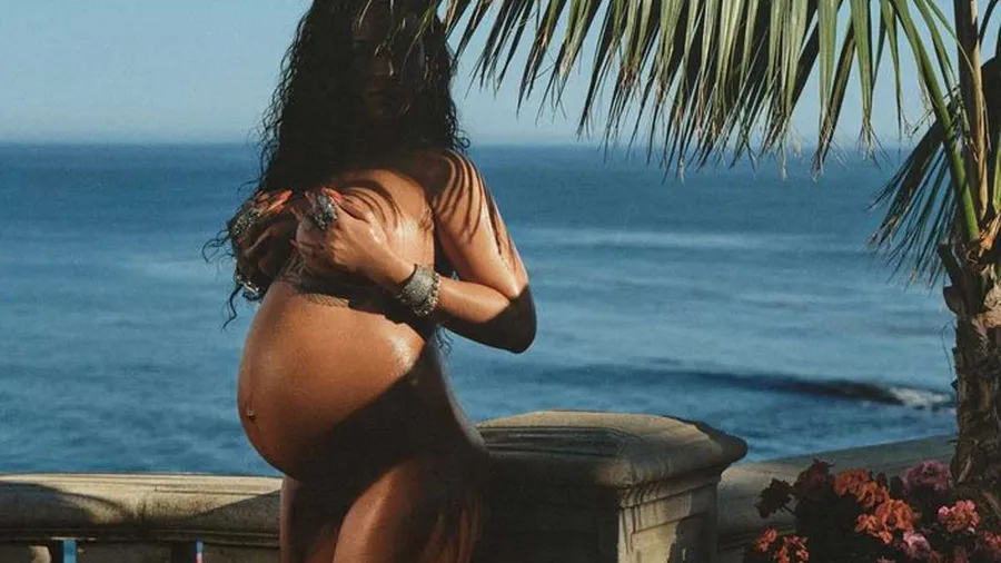 Rihanna comparte fotos casi completamente desnuda de su primer embarazo.