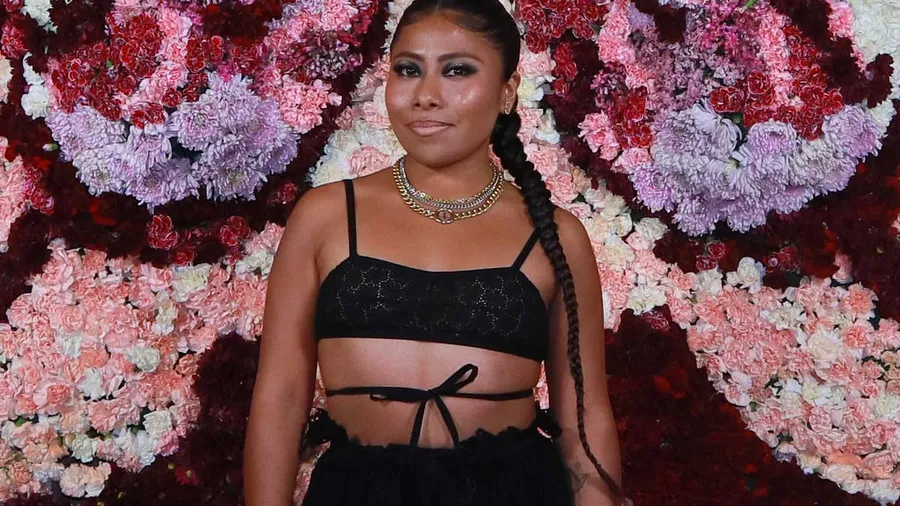 Yalitza Aparicio acapara miradas en el desfile de Dior en CDMX.