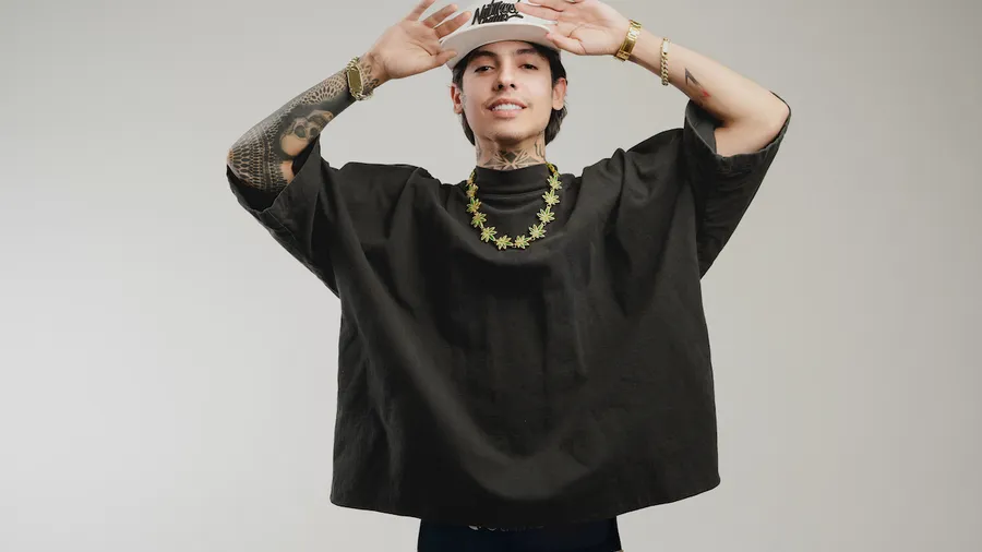 Imagen de Natanael Cano, el talentoso cantante y compositor mexicano, que presenta su nueva producción musical: "Nata Montana".
