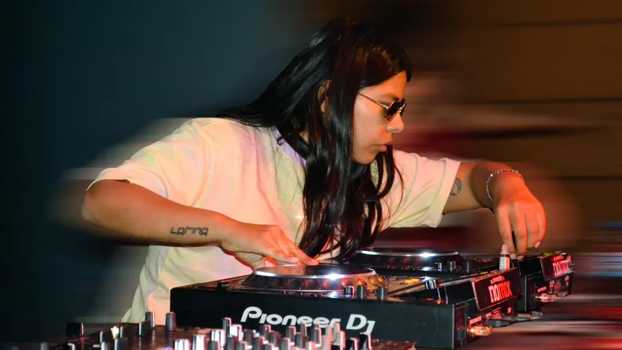 Dj Tayhana mezclando