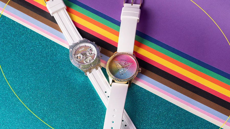 Guess lanza los relojes más coloridos y brillantes en honor al mes de orgullo.