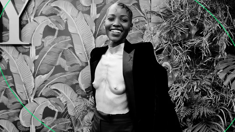Lupita Nyong'o llevó un peto plateado a los Tony Awards que tenía un poderoso mensaje
