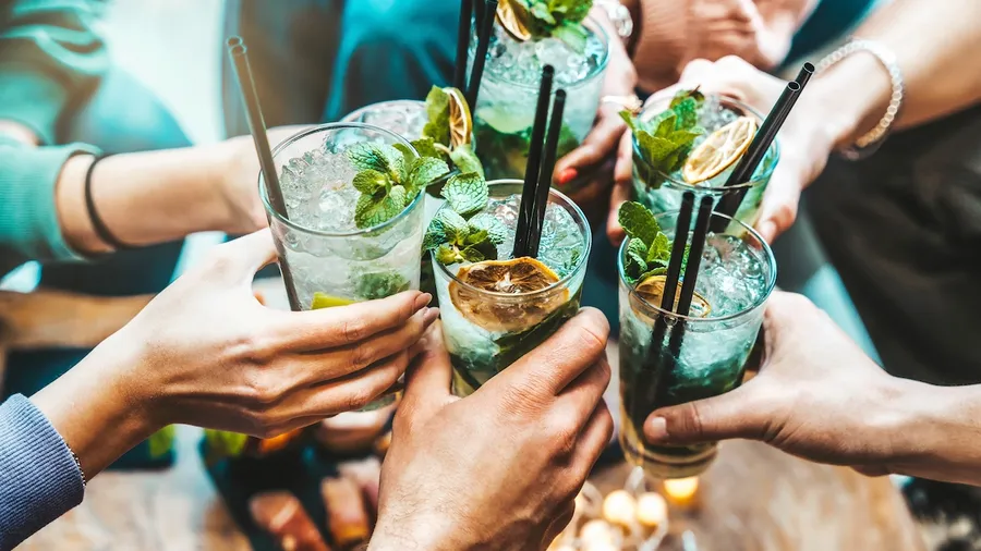 imagen de un brindis con mojito cubano original preparado con Bacardí blanco