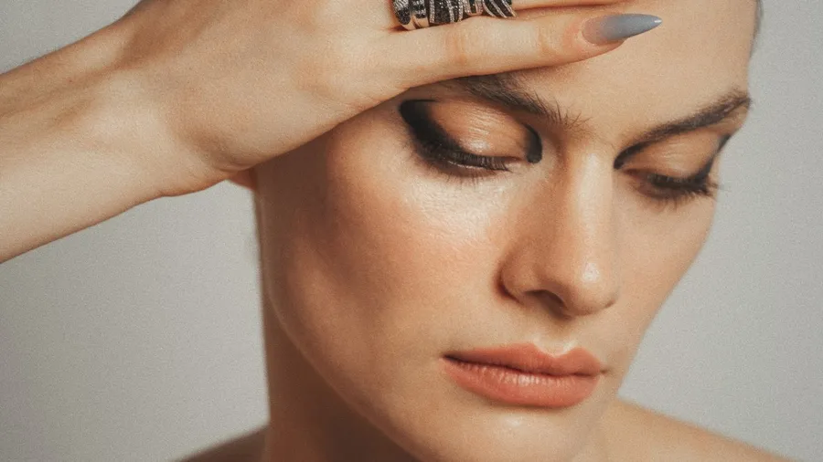 close up de mujer con una mano con cuatro anillos de bizzarro, diamante negro.