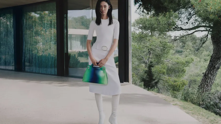 Mujer con look y bolso de Ferragamo, colección Pre-Fall 2023