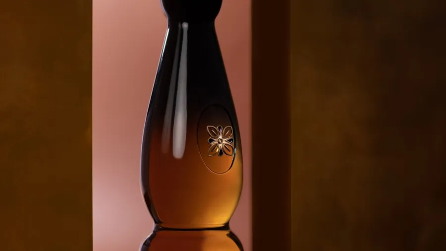 Botella de la edición Clase Azul Tequila Gold que está inspirada en los atardeceres de nuestro país.