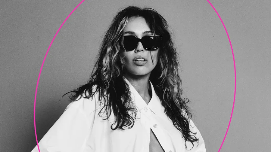 Miley Cyrus eligió estrenar "Used To Be Young" por tres importantes razones, dos de ellas tienen que ver con Liam Hemsworth.