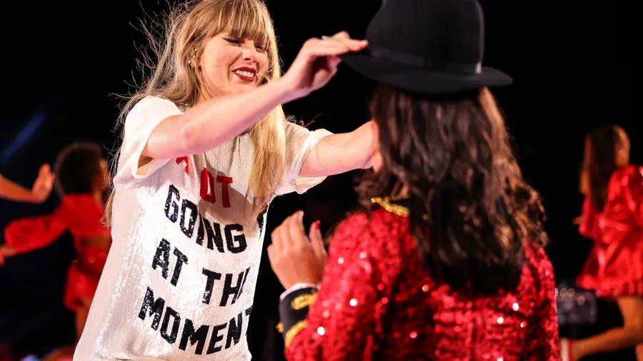 Taylor Swift regala su sombrero a una fan