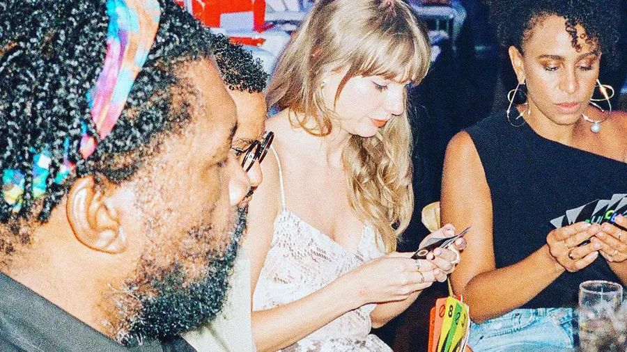 Taylor Swift jugando Uno