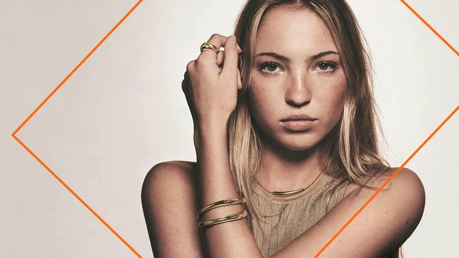 Lila Moss protagoniza la nueva campaña de joyería y relojería de Calvin Klein