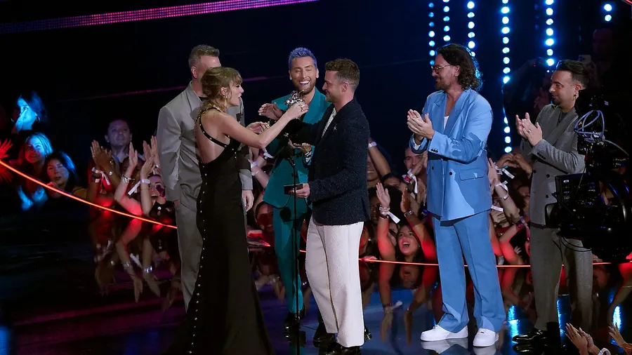 Tayor Swift y NSYNC en los VMAs 2023.