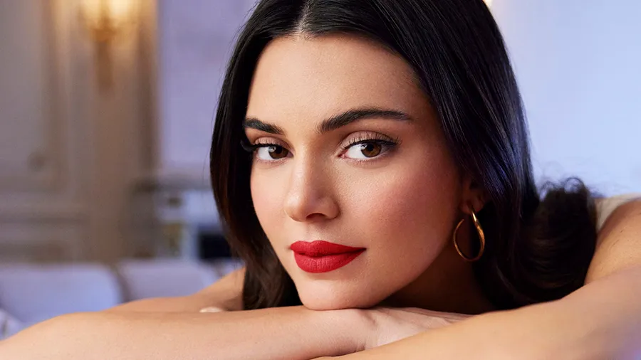 Kendall Jenner posa con el labial rojo de L’Oréal