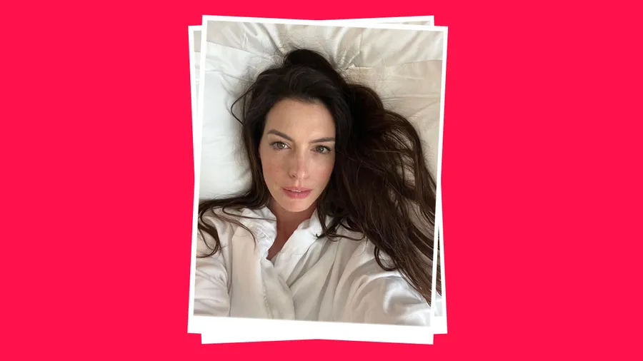 Anne Hathaway sorprende con una selfie con poco maquillaje y todos sus fans opinan lo mismo.