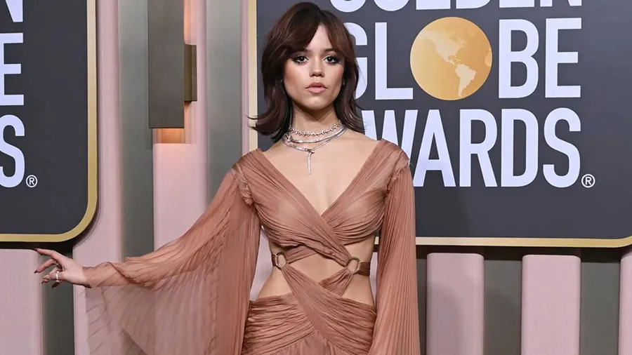 Jenna Ortega apostó por un vestido nude.