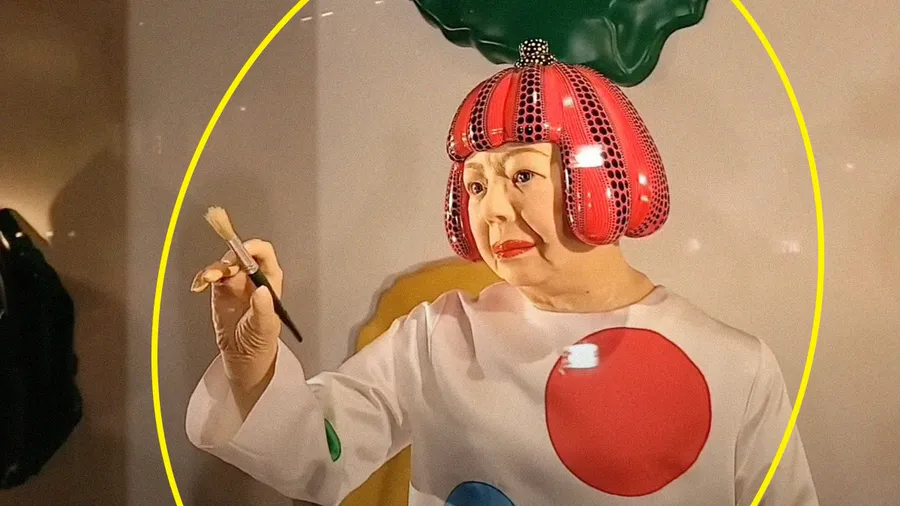 El robot de Yayoi Kusama se apodera de la vitrina de Louis Vuitton en la 5ta Avenida.