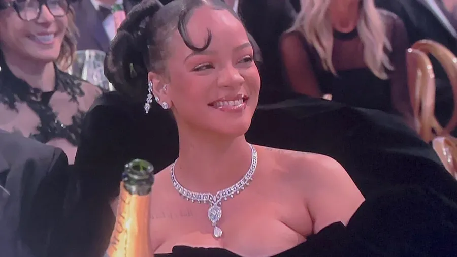 Rihanna no caminó la red carpet de Golden Globes pero deslumbró en Schiaparelli