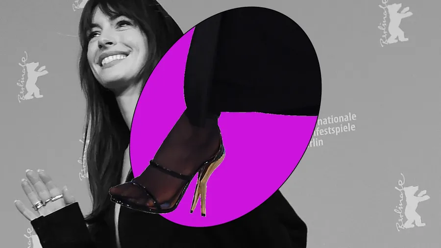 Los zapatos de piernas desnudas de Anne Hathaway.
