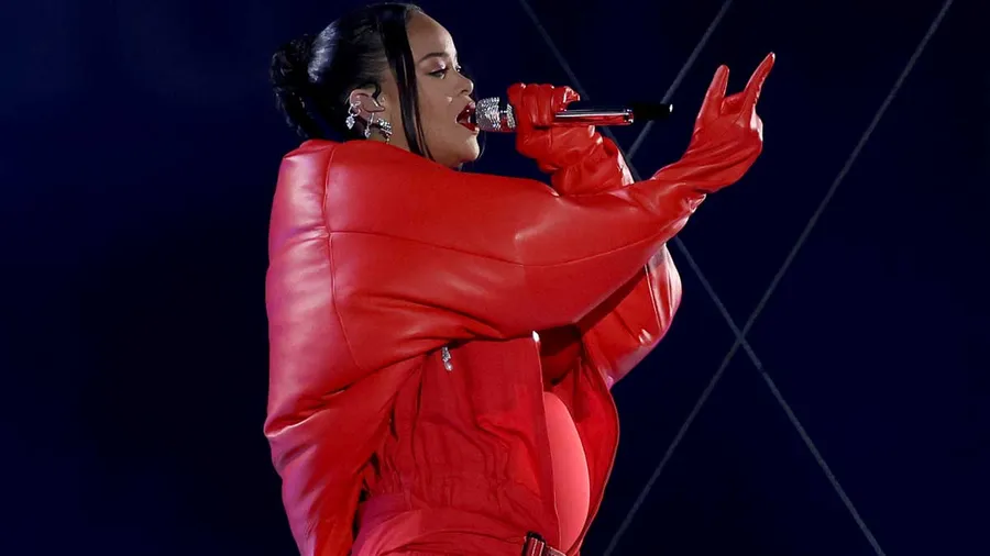 Todos los fanáticos de Rihanna creen que la cantante anunció su embarazo en el medio tiempo del Super Bowl.