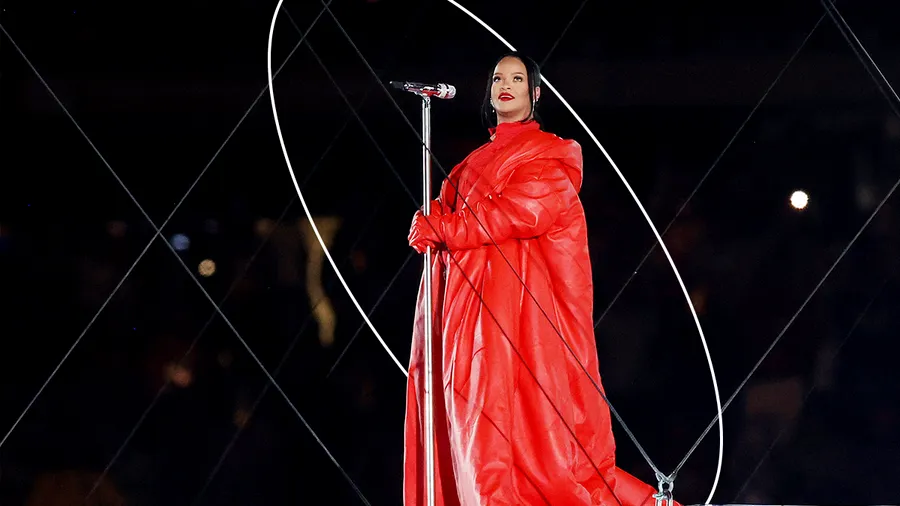 ¿Cómo escondió Rihanna su embarazo para el Medio Tiempo del Super Bowl?
