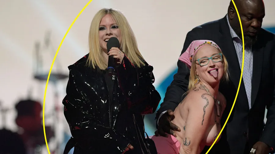 Avril Lavigne detiene a una manifestante en los Premios Juno