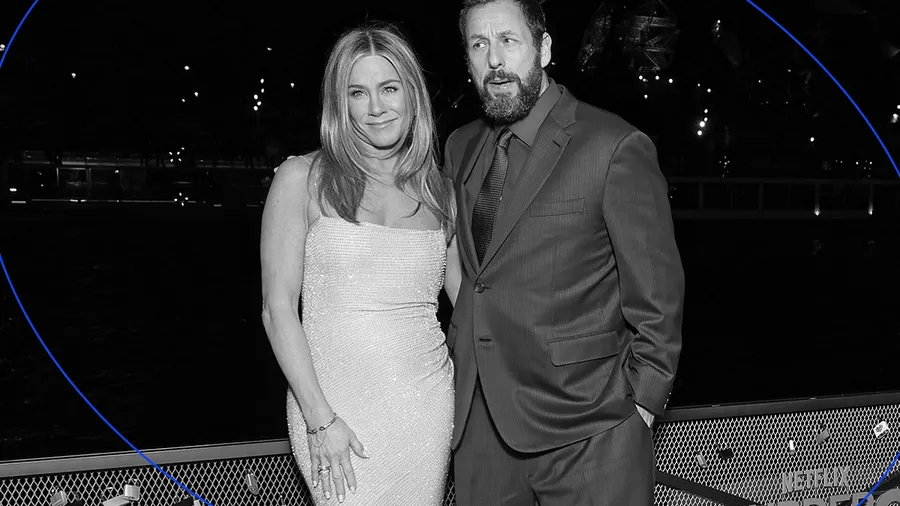 Jennifer Aniston se burla de la peculiar forma de vestir de Adam Sandler.