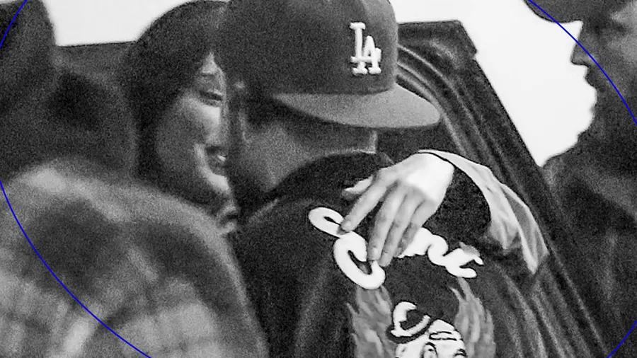 Kendall y Bad Bunny captados besándose por los paparazzi.