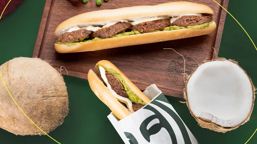Starbucks presenta dos nuevos platillos veganos en su menú.