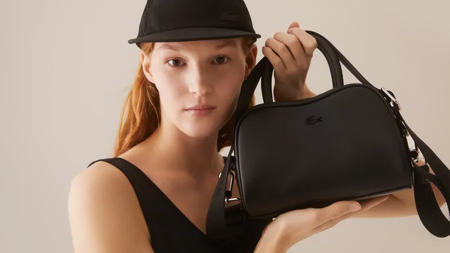 LORA, de Lacoste, elegante y práctica, con distintiva onda debajo del mango y la construcción de sus asas